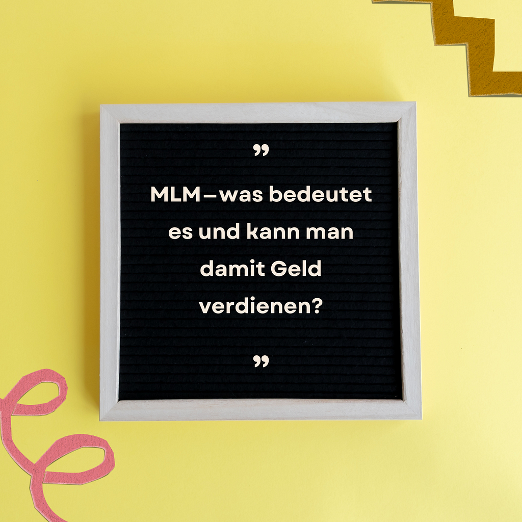 “MLM — was bedeutet es und kann man damit Geld verdienen” Schriftzug auf einer Tafel