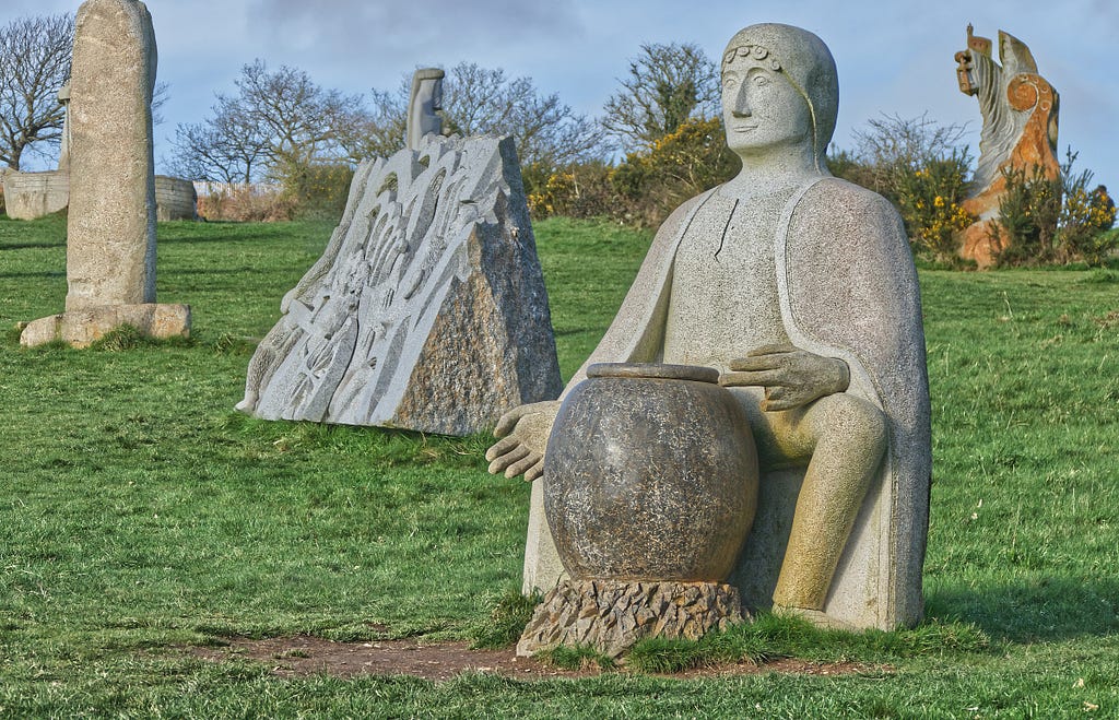 Sculpture de « Gwilherm » réalisée par l’artiste Vivien Gamba. « Gwilherm » ou Guillaume Pinchon était né à St-Alban vers 1180. Évêque de St-Brieuc, il vécut à une époque de conflits très durs entre le pouvoir ducal et le clergé, envers lequel d’anciens griefs avaient ressurgi lors de l’assemblée des vassaux tenue à Nantes en 1225. Au cours de cet affrontement entre le Duc Mauclerc et les prélats de Rennes, St-Brieuc et Tréguier, Guillaume acquiert la considération de Rome