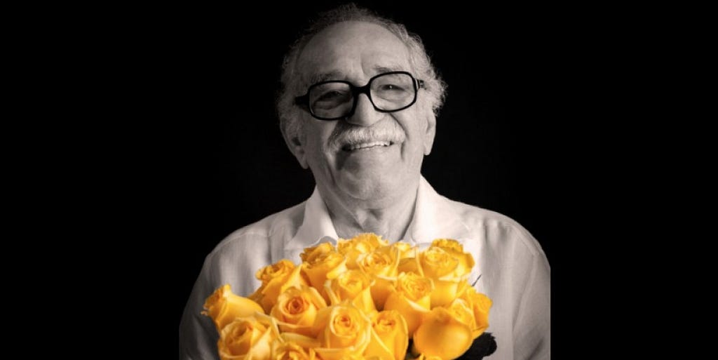 Gabriel García Márquez con un ramo de una docena de rosas amarillas