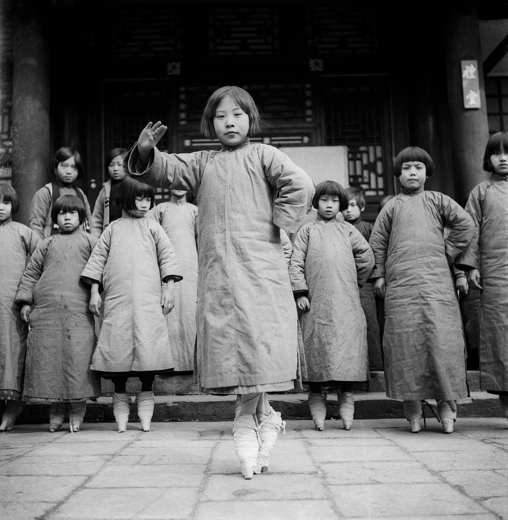 Chinese nobility kids bounded their feet