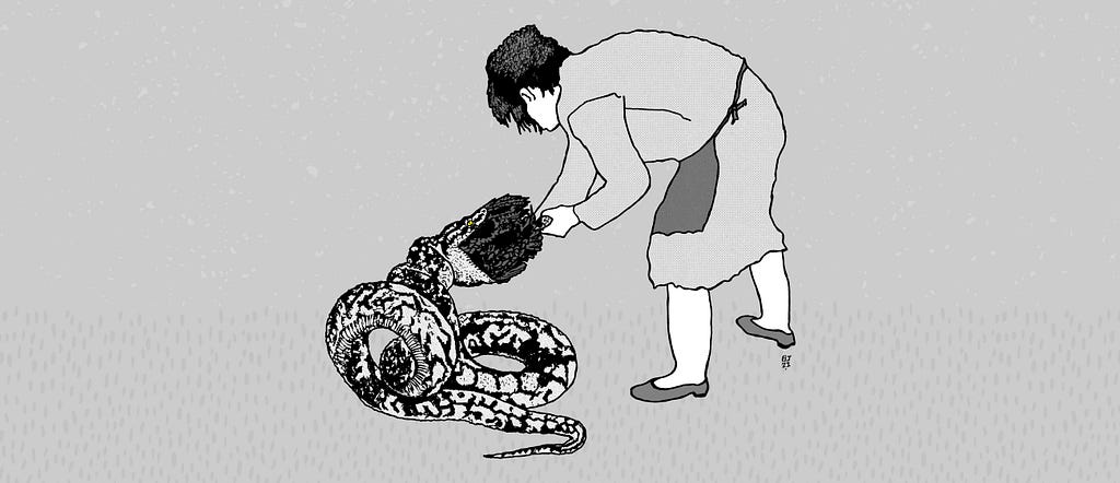 Una mujer esta agarrando de las patas a una gallina, la cual a su ves, esta siendo engullida por una serpiente boa constrictor