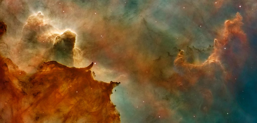 Foto de nebulosa com tons alaranjados e azuis tirada pela NASA