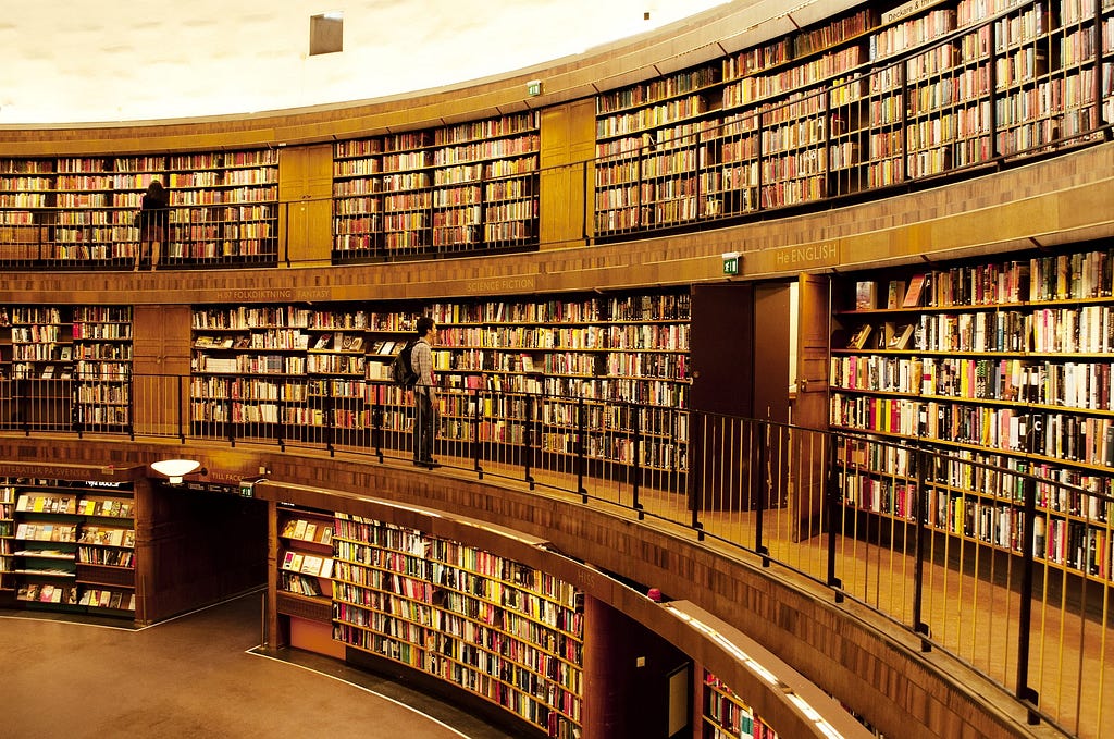 Biblioteca com múltiplos níveis de estantes de livros