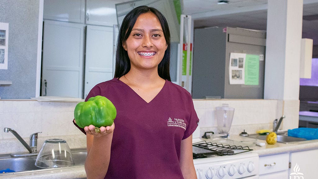 Colportando con esfuerzo por su sueño de ser nutrióloga