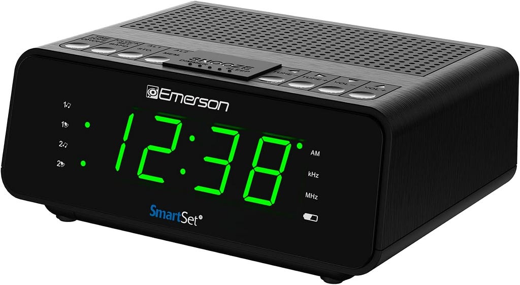 A picture of the Emerson SmartSet Dual Alarm Clock Radio with AM/FM Radio