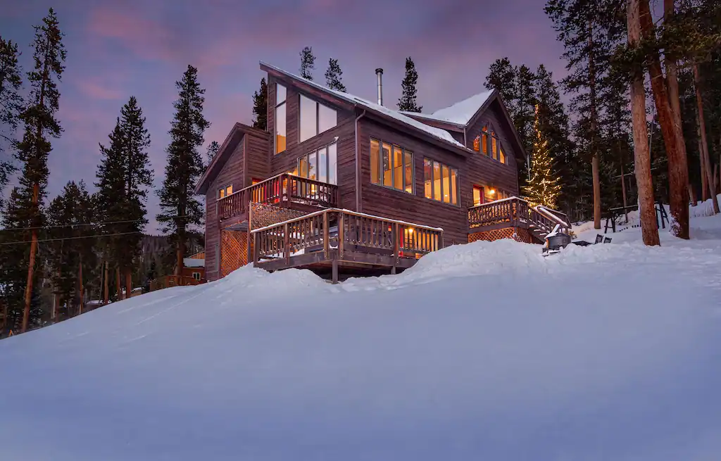 A lodge house on a snowy hill