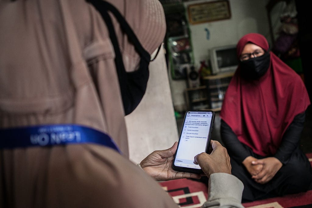 In addition to monitoring the prevention practices and conducting a refresher session on the risk of COVID-19, Sri Rostiaty also checked the access to social protection information for LeaN On program participants. Photo by Andri Ginting