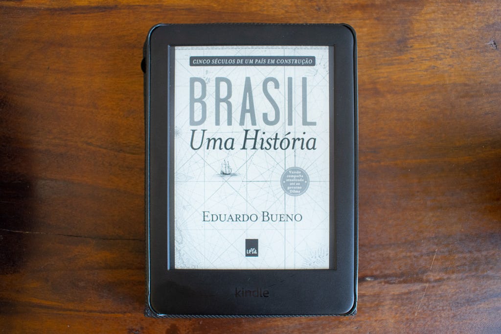 Um kindle com o livro Brasil: Uma História aberto.