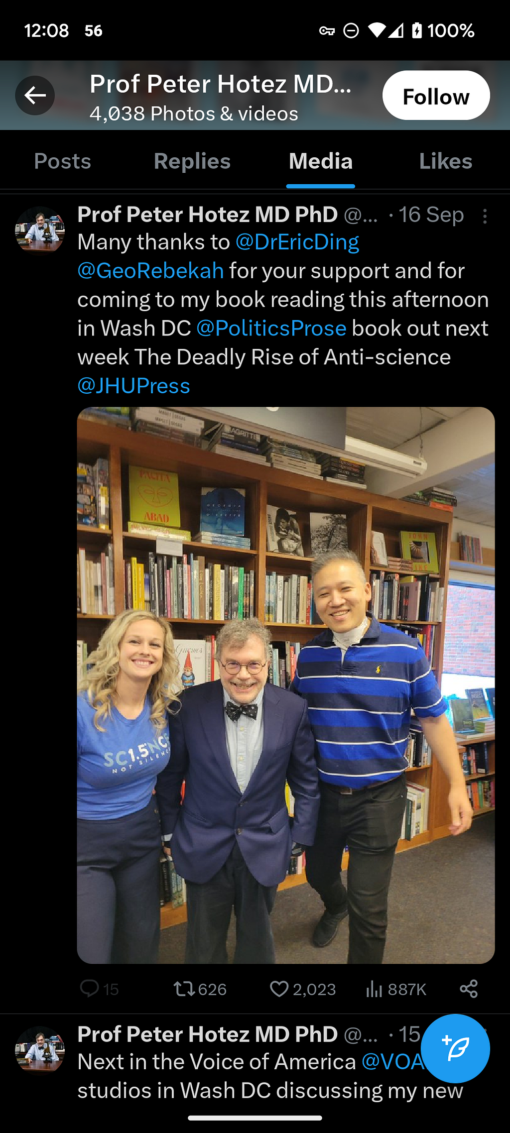 A Twitter screenshot of Eric Feigl-Ding posing with a 3M Aura on his neck (and not on his face) smiling in a photo with Peter Hotez, who is also maskless. Hotez is promoting his book inside of a bookstore.