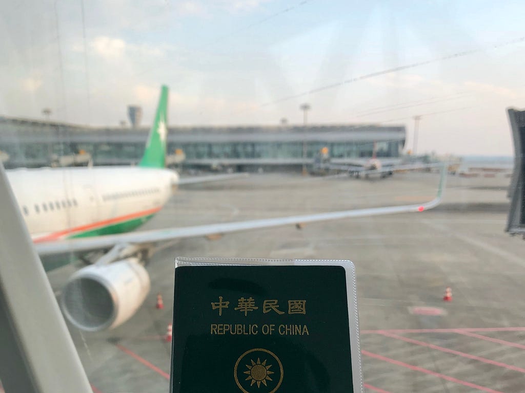 這張照片讓我想起第一次在大陸的機場check in時不小心順手將臺灣護照而不是臺胞證遞出去瞬時捏了把冷汗還以為中國籍地勤會發飆