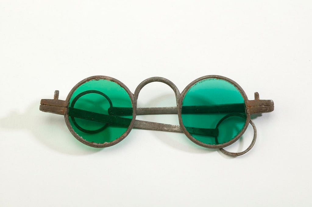 Sunglasses with green lenses and pegged joints, made in around 1770.
 Curtesy of Science Museum Group Collection