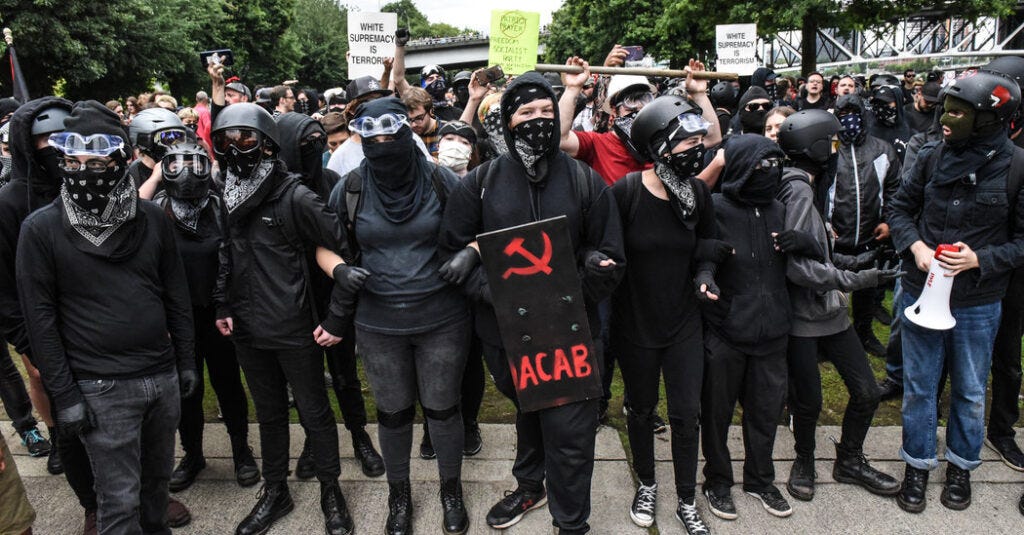 Manifestanti Antifa in protesta ad un raduno dell’alt-right — 2019