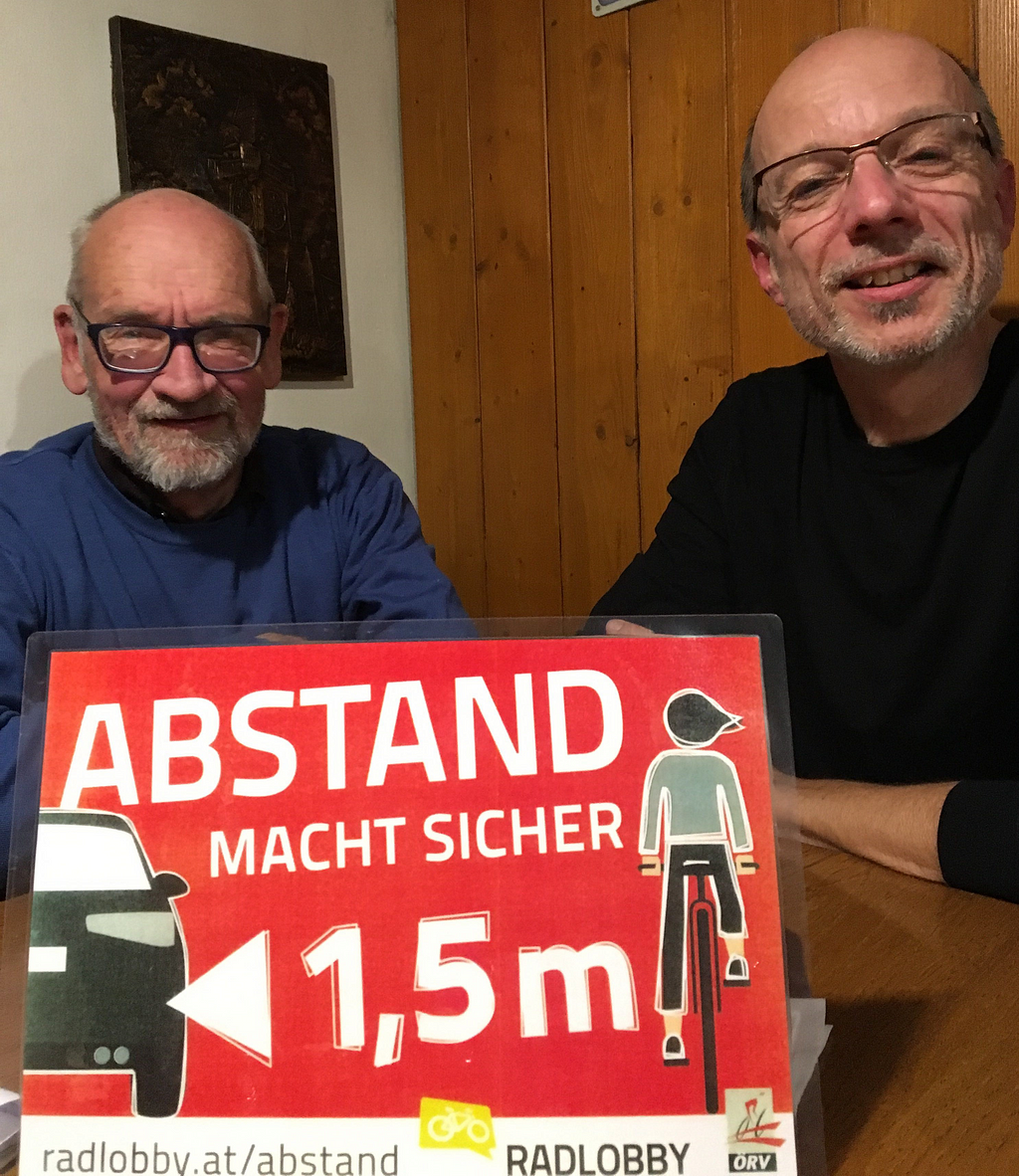 Zwei Radlobby-Mitglieder beim monatlichen Stammtischtreffen