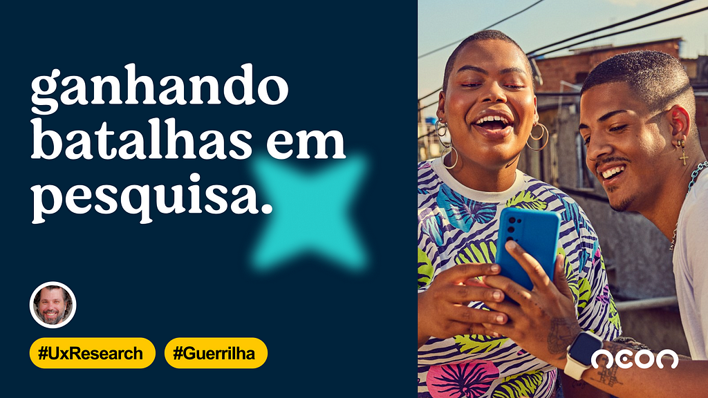 Arte digital com os dizeres: “Ganhando batalhas em pesquisa”. Na parte inferior um avatar com a foto Márcio Abranches, com duas tags. As tags tem os dizeres: “Ux Research” e “Guerrilha”. Do lado direito uma foto com duas pessoa pretas sorrindo e olhando para o celular.”