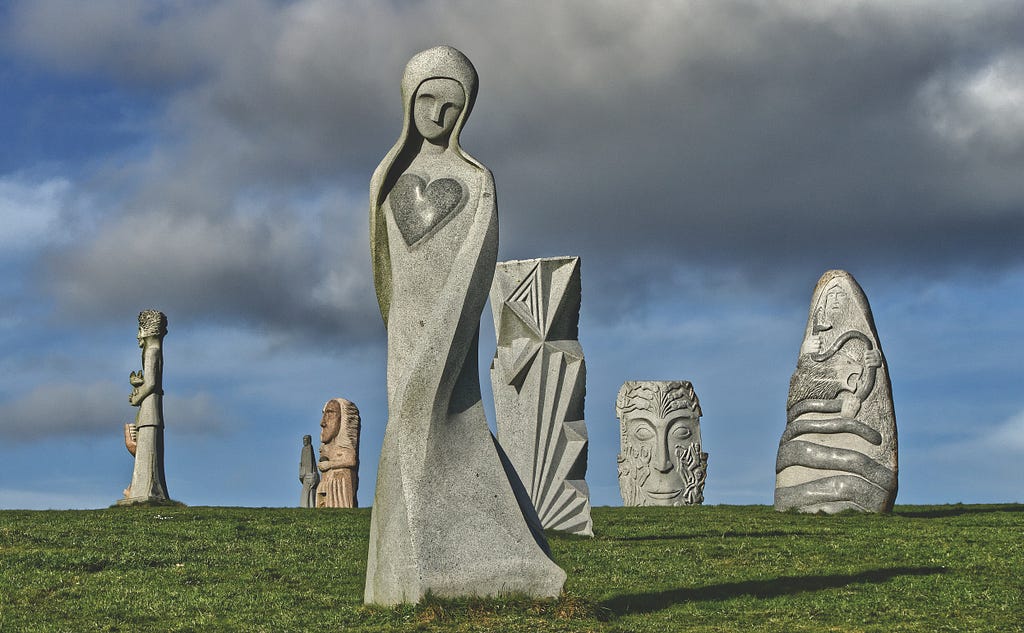 Sculpture de « Bleuenn » réalisée par l’artiste Kito. Bleuenn ou Bleuzenn est la déclinaison du prénom gallois Blodwen qui signifie fleur blanche. Cette patronne des fleurs sculptée dans un bloc de granit mesure 4,70 m et pèse 7,5 tonnes. À ce jour, Bleuenn est la 122e réalisation de la Vallée des Saints.