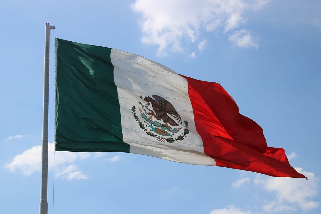 “Bandera de México, legado de nuestros héroes…”