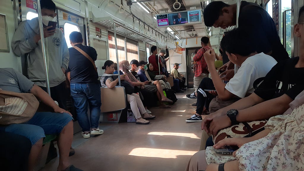 Situasi Commuter Line Bogor setelah dari Stasiun Juanda. Ramai namun tidak penuh.