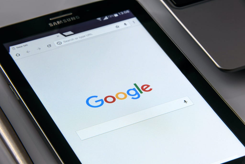 Foto del buscador de Google en una tablet de Samsung