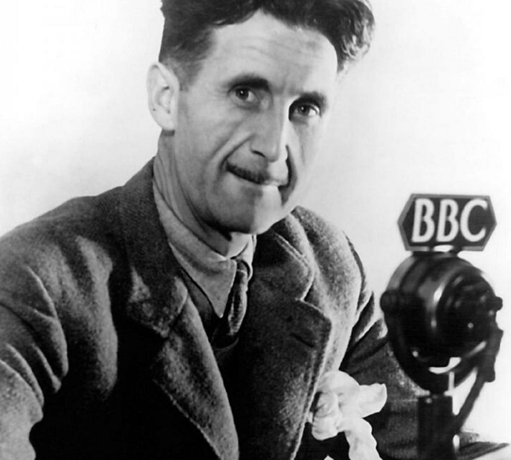 George Orwell, autor de la novela 1984, frente a un micrófono de la cadena radiofónica BBC