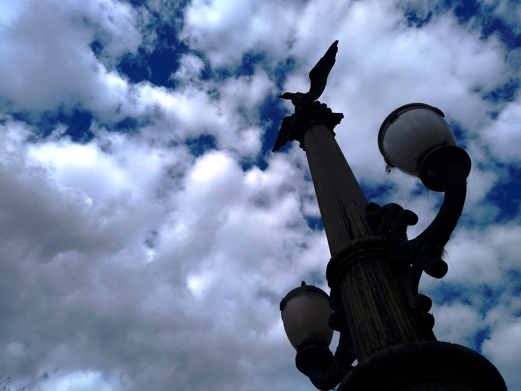 Céu nublado e iluminação de rua clássica