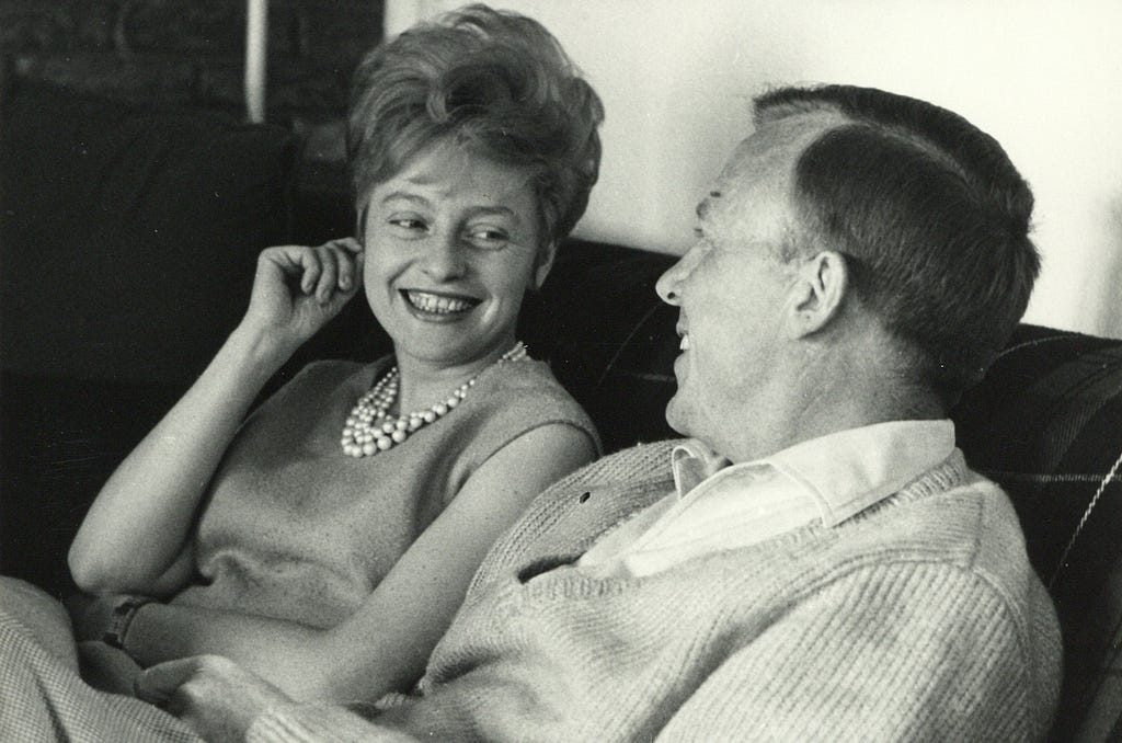 Nora Steyaert en Aster Berkhof, 1966 © Jos Polak & Letterenhuis