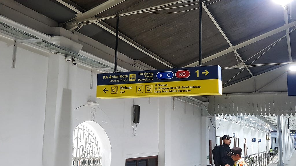 Salah satu wayfinding di Stasiun Cimahi yang memuat informasi Halte Trans Metro Pasundan. Seharusnya tidak ada karena rutenya sudah dipotong.