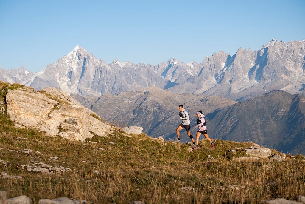 Stock picture, showing 2 persons running in a mountain scenery
