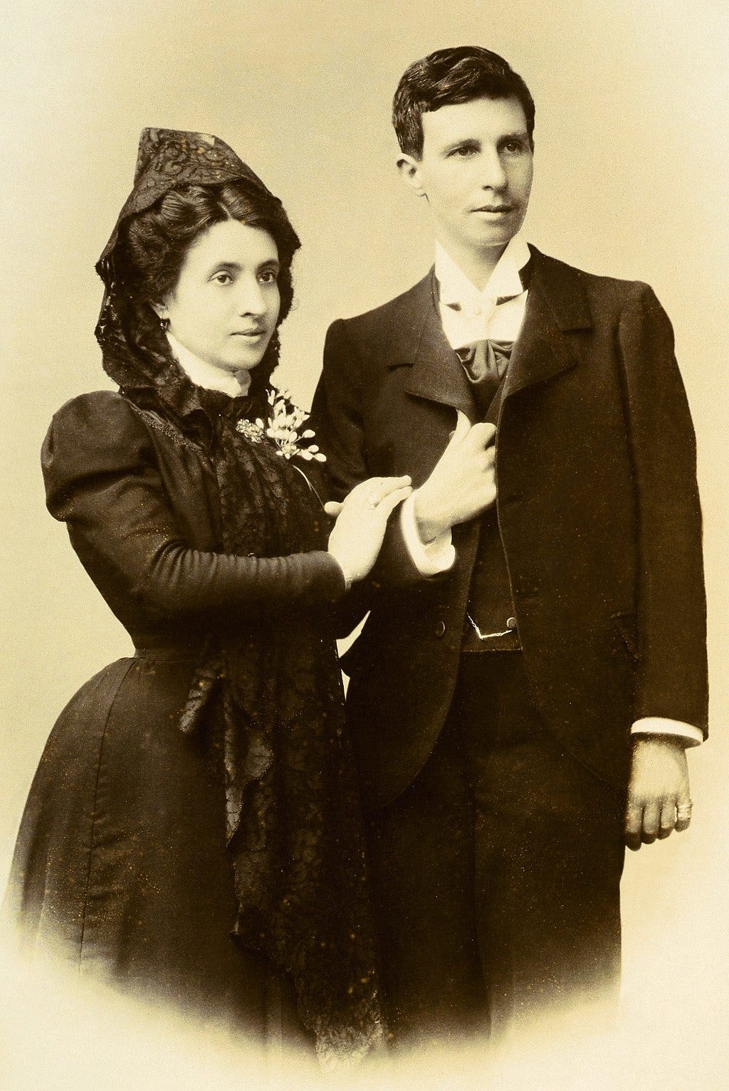 Marcela Sánchez and Elisa Gracia in 1901 posing for a picture