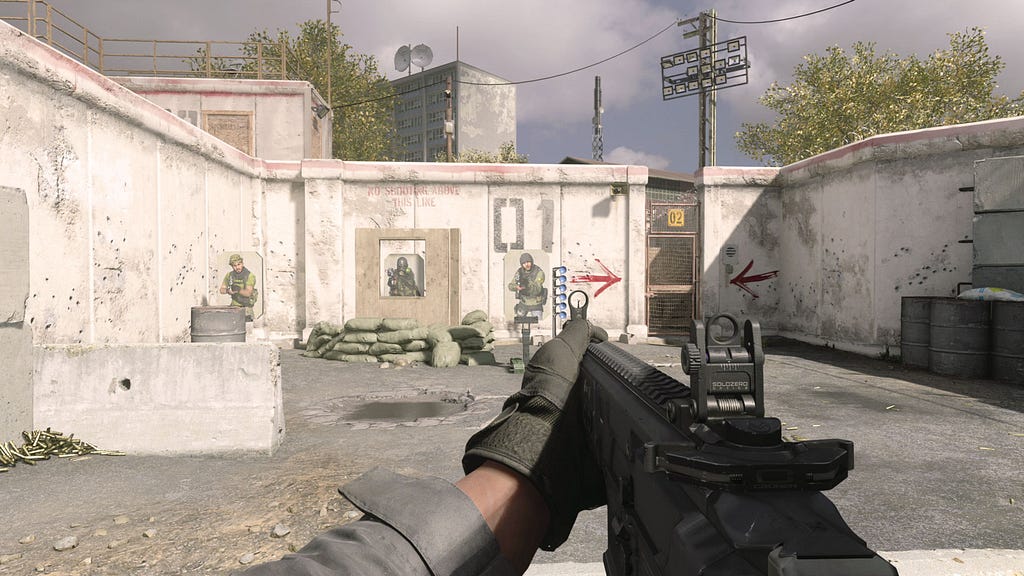 Tela do jogo Call Of Duty, onde vemos uma cena em primeira pessoa de uma pessoa com uma arma, mirando em alvos de papel com inimigos impressos.