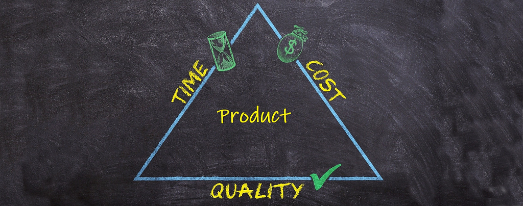 Triângulo equilibrando tempo, custo e qualidade com o produto no centro.