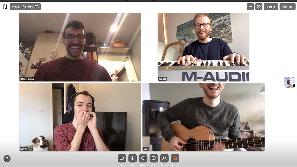 4 Netlifere har laga band på video, en spiller munnspill, en keyboard og en gitar. Den siste enten synger eller ler.