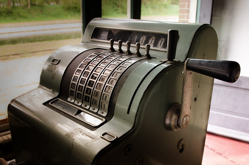 Old machine from the 1900’s used by cashiers to give back change.