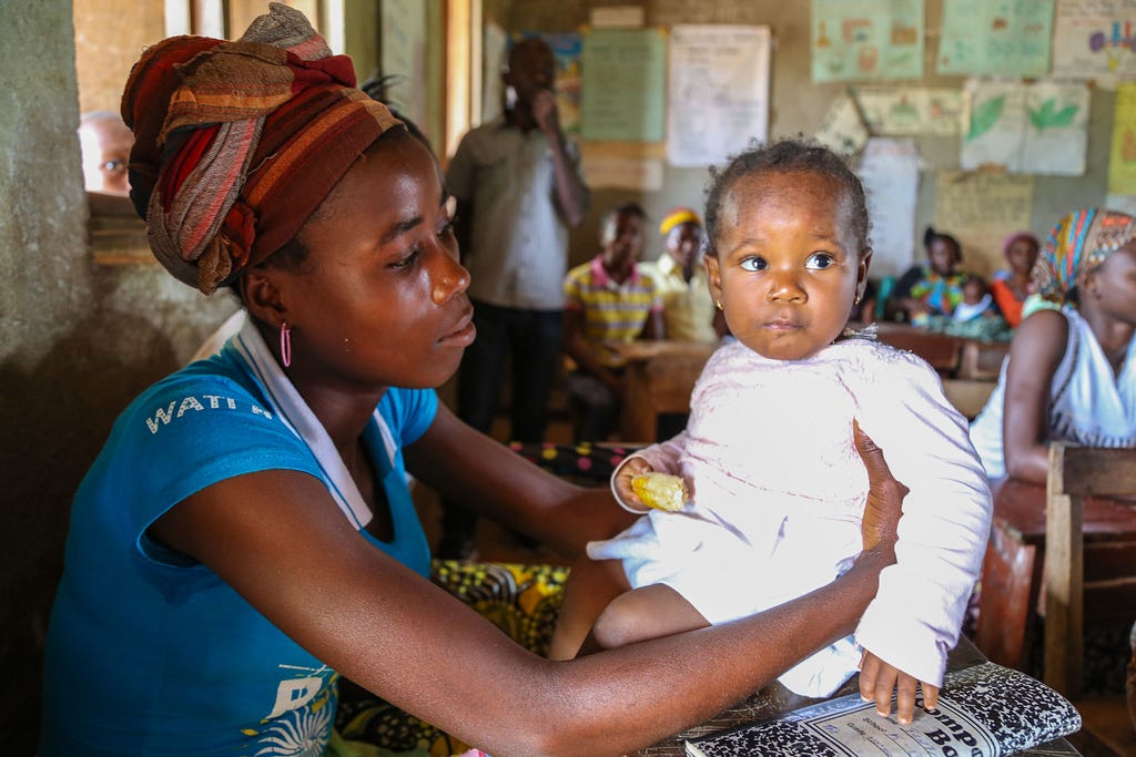 A mother and her child in Sierra Leone. Photo: © George Lewis/World Bank