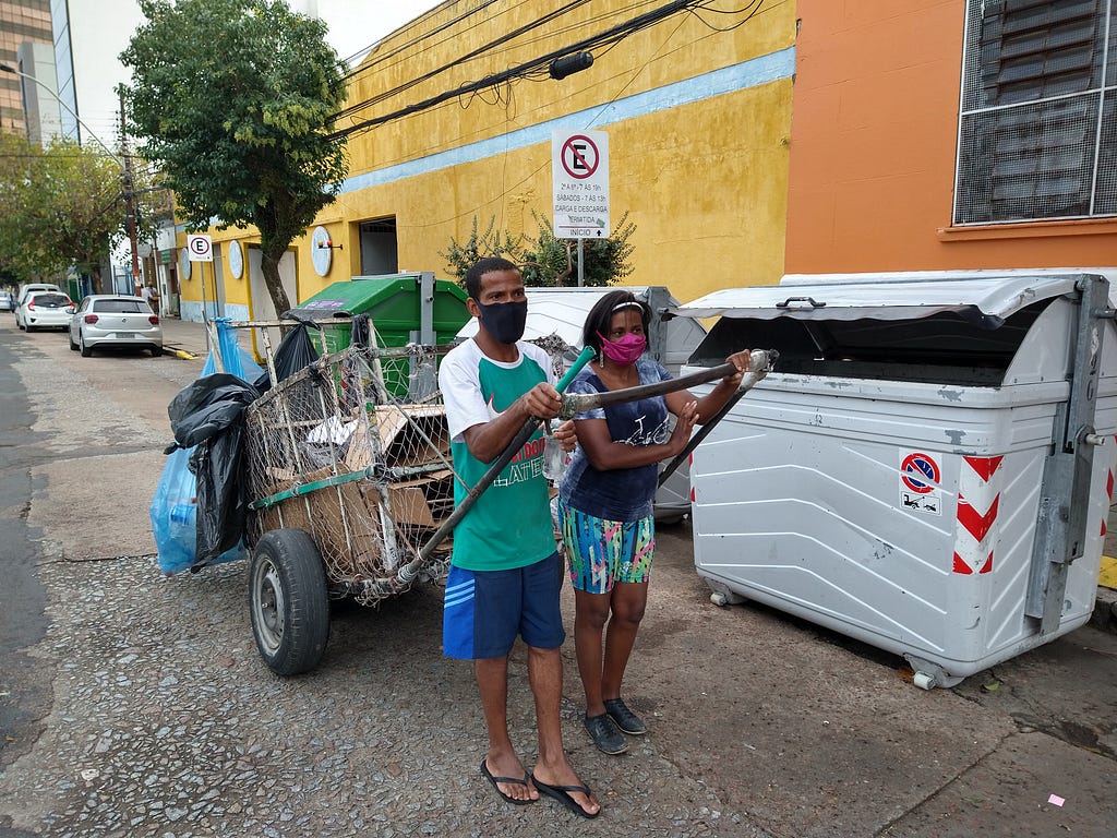 Dona de casa, Eliane Vieira acompanha o marido na jornada quando “o trabalho aperta” — Crédito: Juan Link