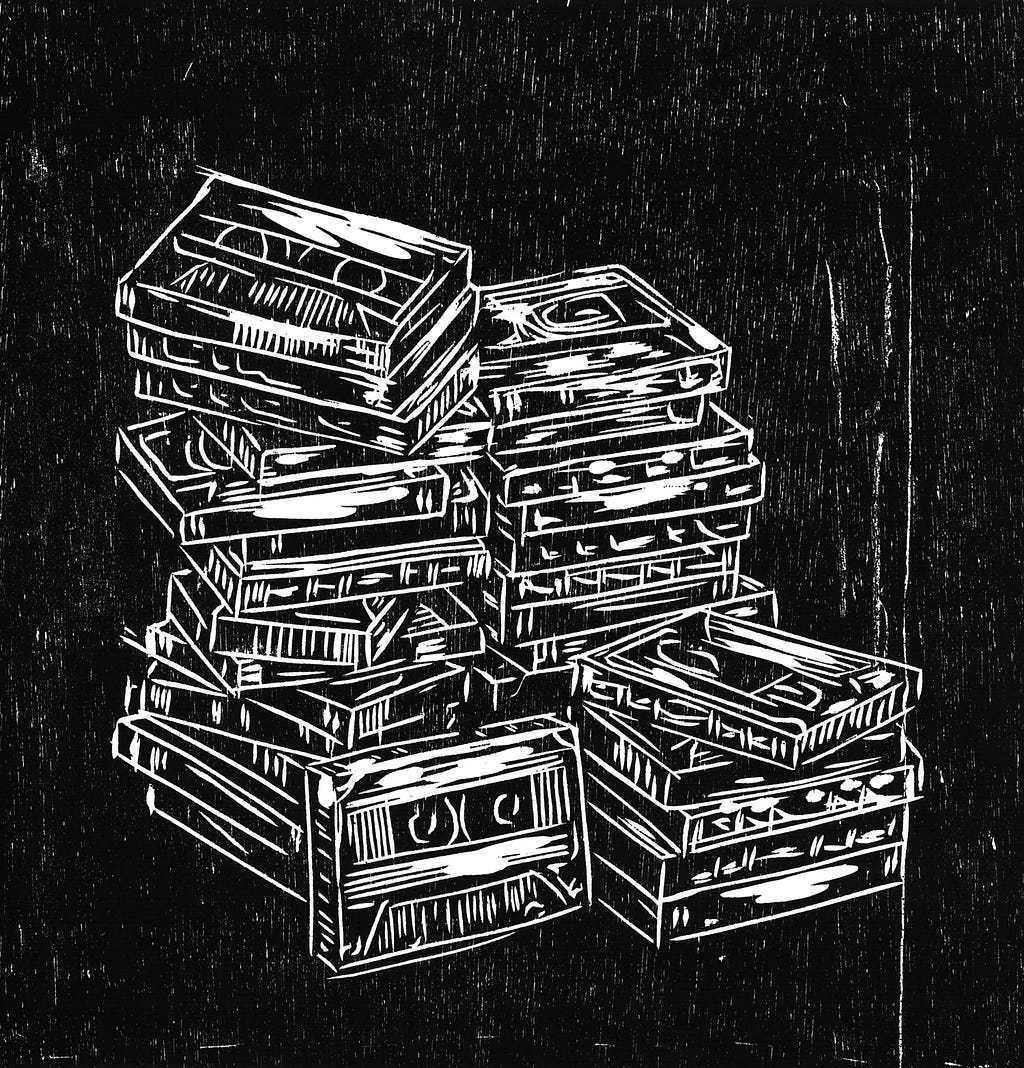 Ilustração em xilogravura traz um apanhado de fitas K7 empilhadas. O fundo é preto e as fitas são brancas. A arte é de Fernando Mariano.