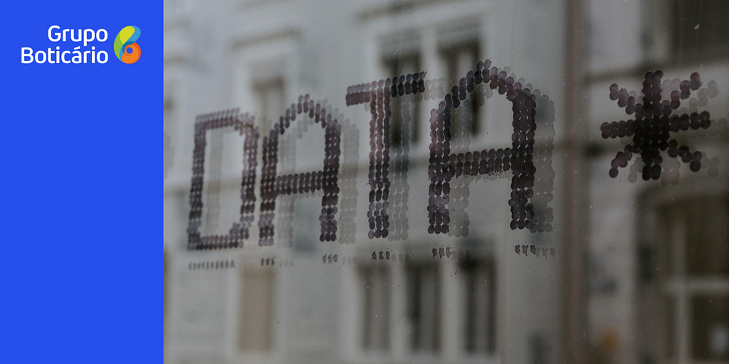 A palavra “DATA” escrita com vários círculos em uma tela de vidro