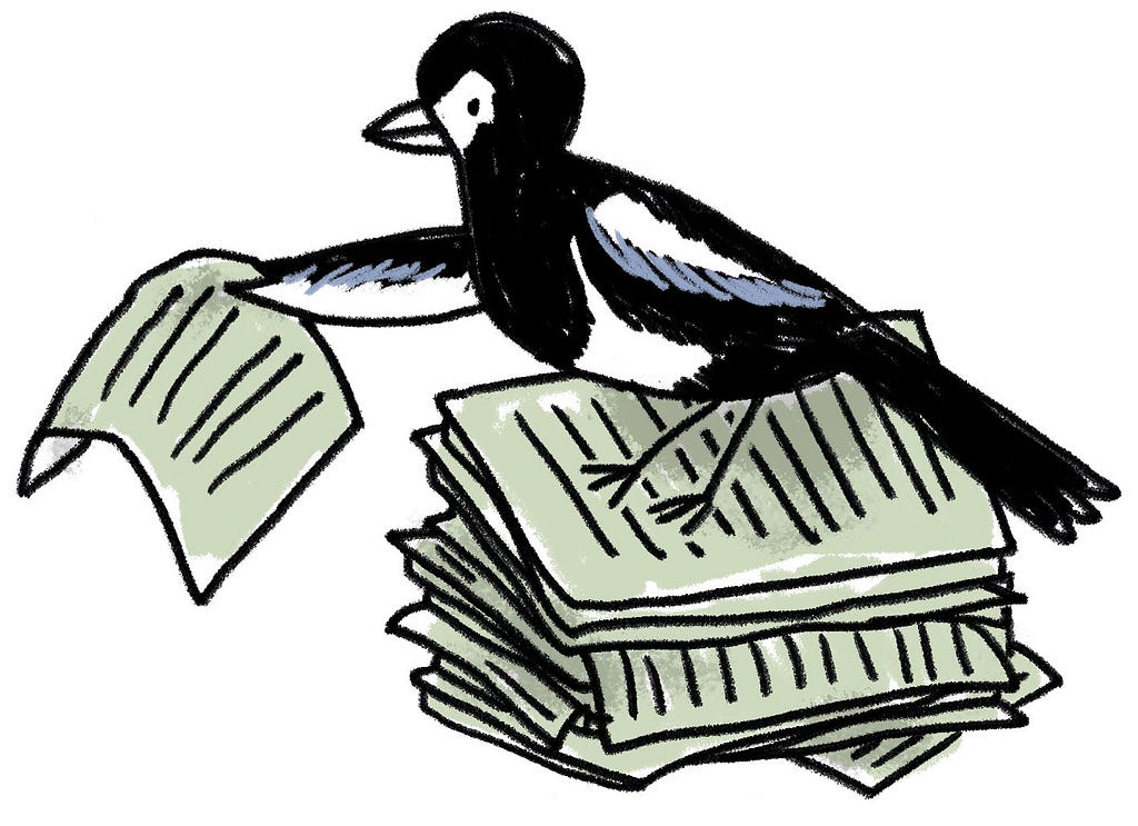 Eine Elster sitzt auf einem Stapel Papier und reicht ein Blatt mit einem Flügel in die linke Bildhälfte, in die sie auch schaut