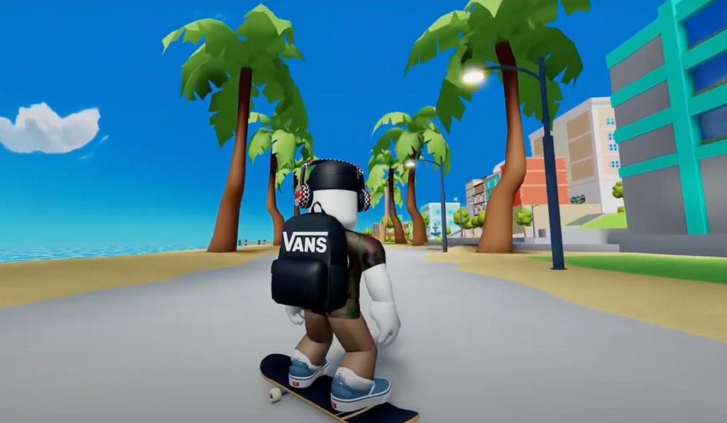 imagem de dentro do Roblox com personagem usando boné, fones de ouvido, mochila e tênis da marca Vans, andando de skate em uma rua com palmeiras ao redor, prédios de um lado e praia do outro