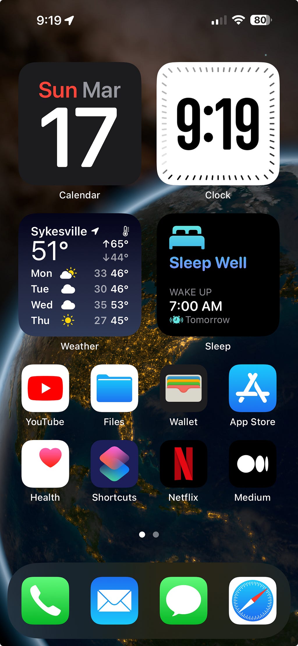 iPhone home screen with smart stack widget and Siri app suggestions displayed.