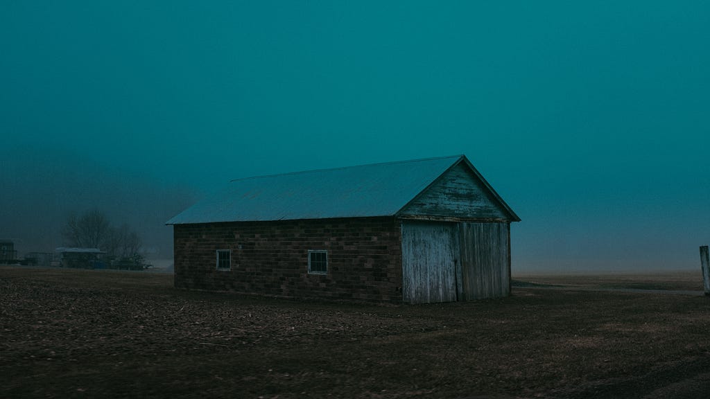 Photo by keagan henman : barn in mist