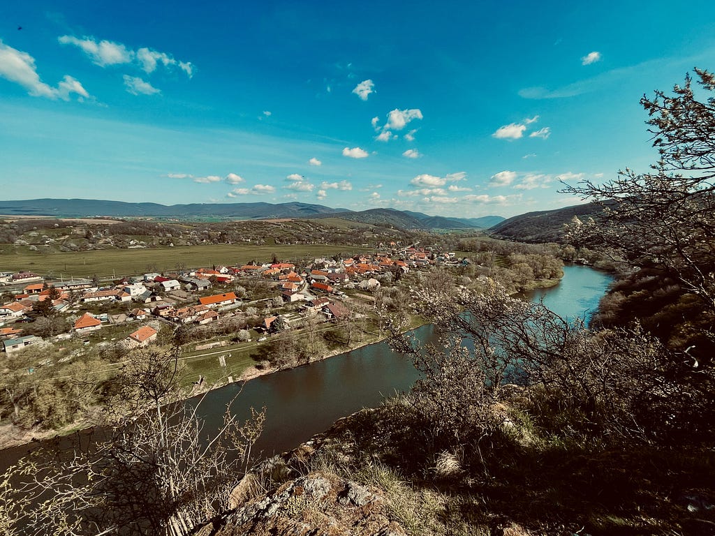 Rozhľady do údolia Hrona z Krivínskych skál