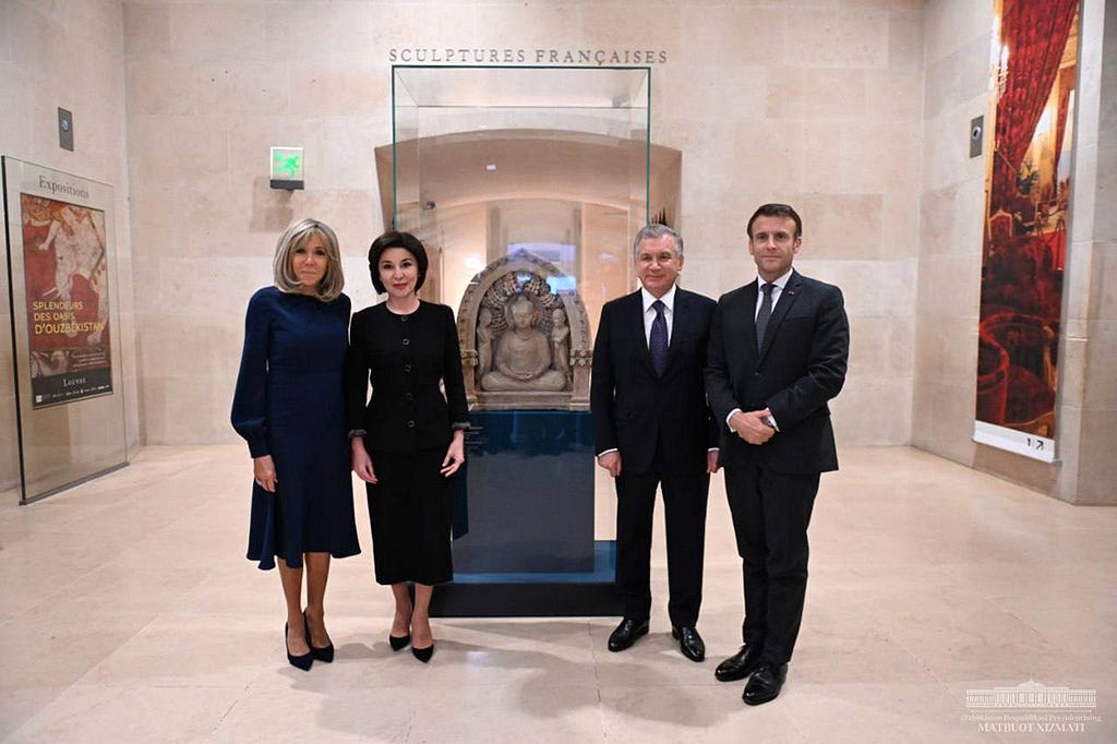 Shavkat Mirziyoyev and Emmanuel Macron at the opening of the exhibition, accompanied by First Ladies of Uzbekistan and France