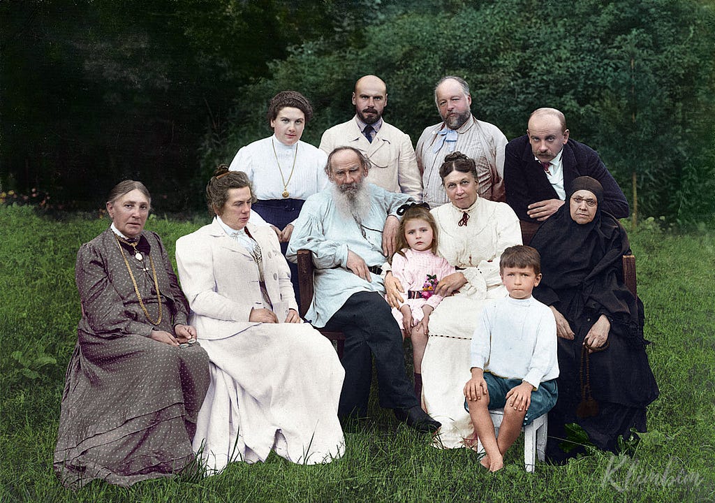 leo-tolstoy-and-family-in-yasnaya-poliana-1908