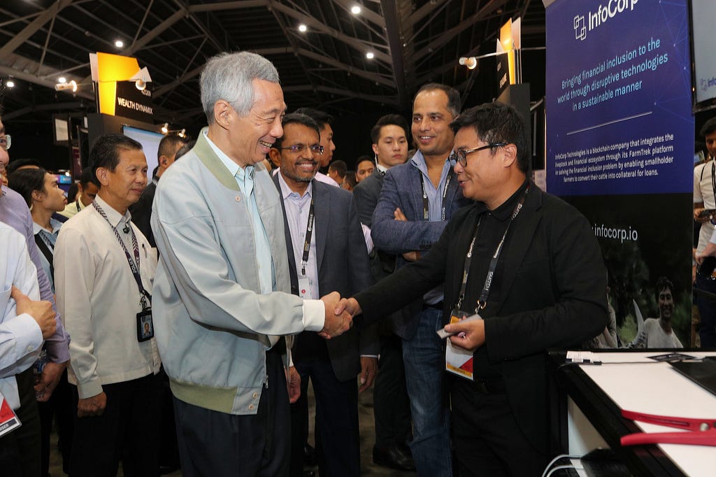 Roy showcasing FarmTrek to Prime Minister Lee Hsien Loong at the Singapore Fintech Festival