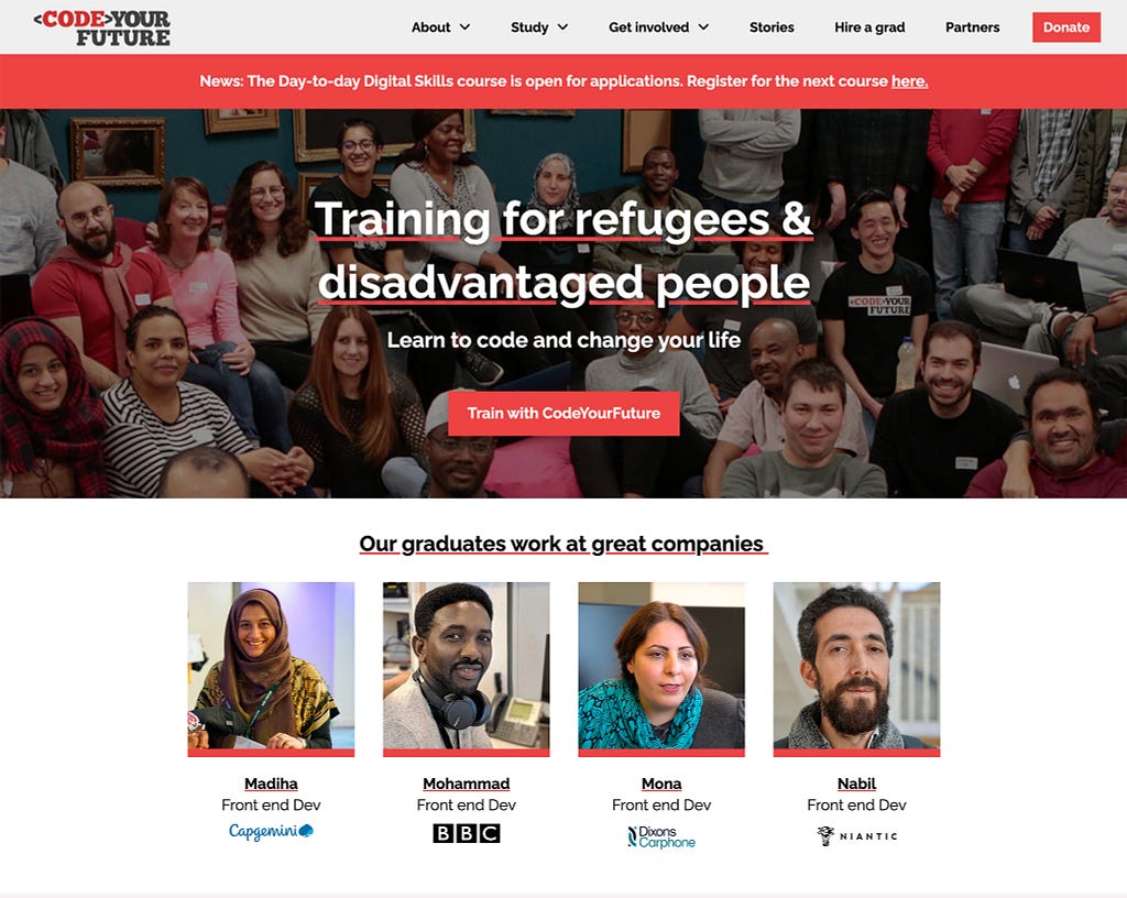 CodeYourFuture官方網站的首頁截圖，上半部主視覺的標題為 ”Training for refugees & disadvantage people.”，背景圖片為學員和志工的團體合照，下半部為四位成功求職的學員的頭像和簡單自我介紹。