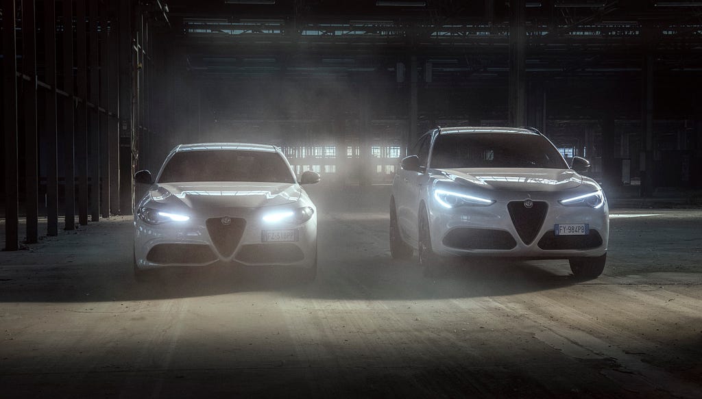 Alfa Romeo Giulia e Alfa Romeo Stelvio acelerando em um galpão.