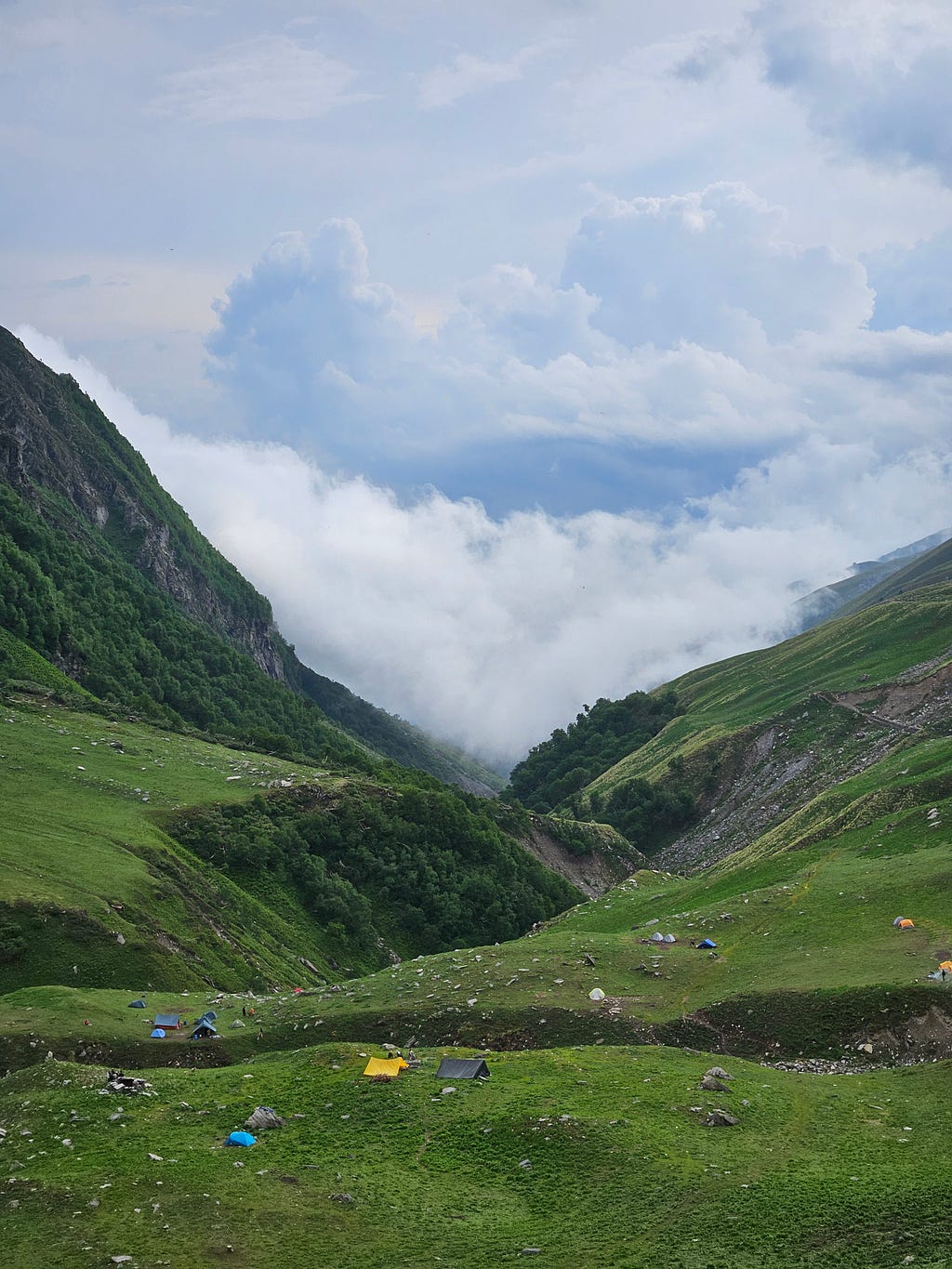 Clouds starting to engulf the valley.