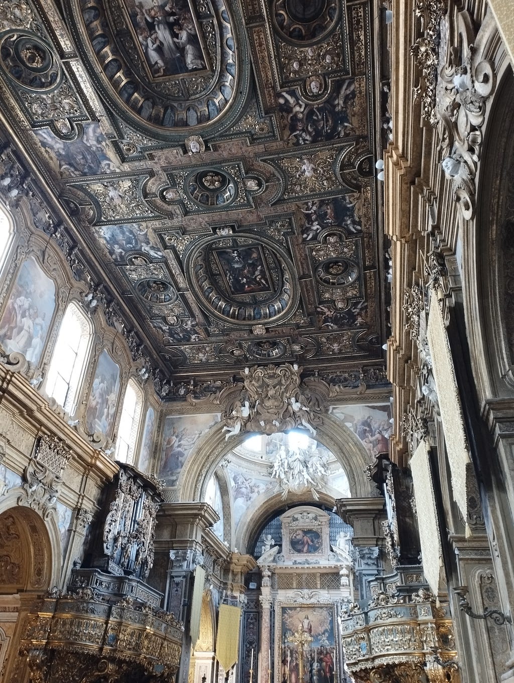 Inside the church of San Gregorio Armeno. Chiesa di San Gregorio Armeno.