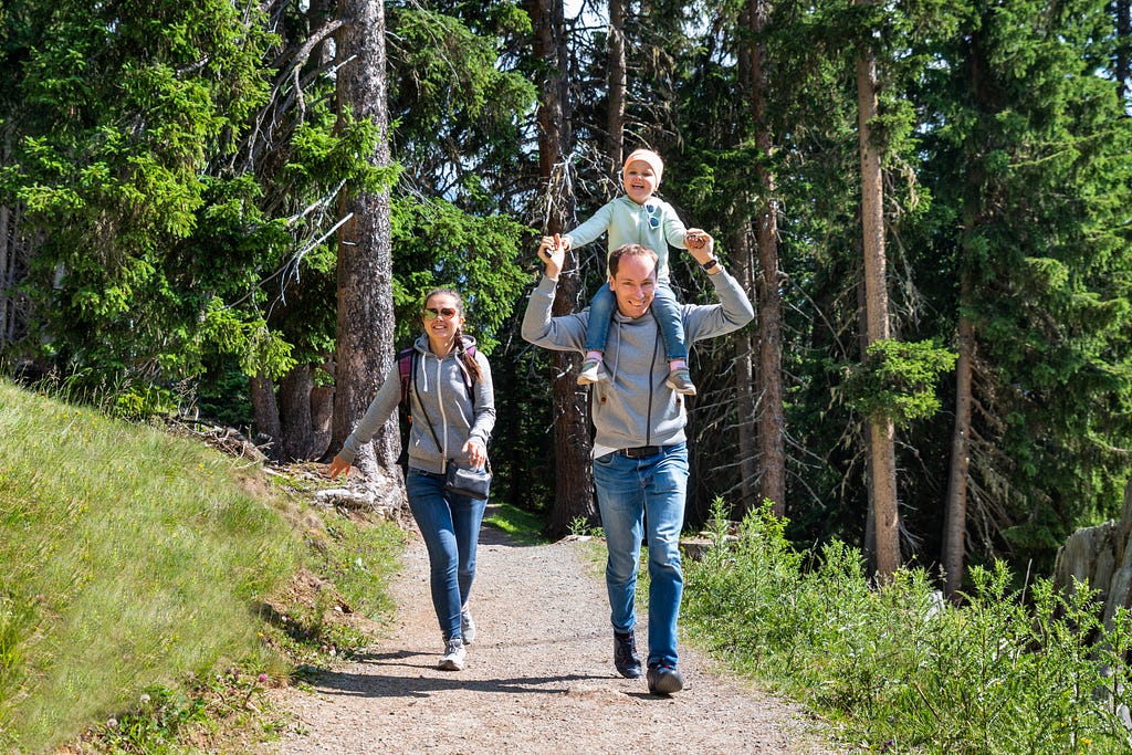 Bilde av familie på tur i skogen