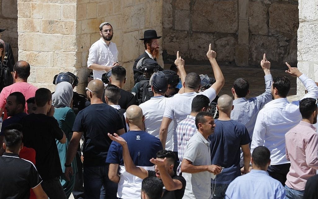Palestinian worshipers protest Jewish visitors on the Temple Mount